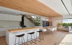 این آشپزخانه و اتاق ناهار خوری ترکیبی با لهجه بالای چوب تعریف می شود