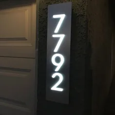 GlowSigns - علامت سفارشی شماره خانه LED - افقی ، 5 "عددی ، اعداد سیاه بر روی نقره براق ، حسگر غروب تا سحر