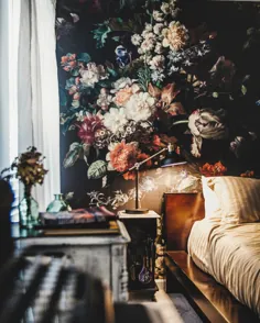 On Trend: 12 اتاق با کاغذ دیواری دراماتیک گل |  کوکتل فلامینگو
