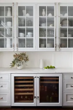 کابینت های جلو شیشه ای خاکستری روشن با پیچ و مهره های کرمون - انتقالی - آشپزخانه