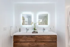 حمام کوچک چوبی و سفید با غرور مضاعف نسیم و روشنایی دوست داشتنی که جلوه ای درخشان به آن می بخشد - دکوئیست