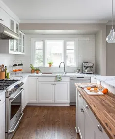 جزیره آشپزخانه سفید با میزهای چوبی و مرمر - انتقالی - آشپزخانه