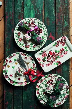 ظروف کریسمس به رنگ های قرمز ، سبز و طلایی از Emma Bridgewater