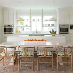 آویزان قفسه های سفید و طلایی جلوی پنجره های آشپزخانه - انتقالی - آشپزخانه