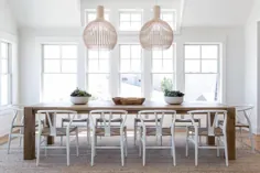 صندلی های چوبی سفید در میز ناهار خوری بلوط رنگی کارامل - کلبه - اتاق ناهار خوری