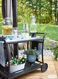 جدول تابستان در فضای باز به رنگ آبی و سفید