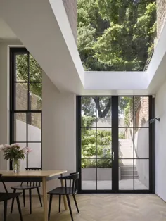 اکستنشن شیشه ای کاملاً مدرن خانه ذکر شده را به خانه برنده تبدیل می کند