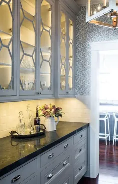 شربت خانه باتلر با کابینت های لانه زنبوری شیشه ای - معاصر - آشپزخانه