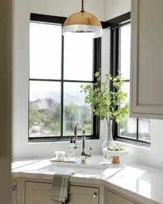تصویر سیاه و سفید Windows Shed Light On Classic گوشه آشپزخانه