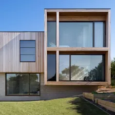 سرا استرلیزی در اینستاگرام: "Parkside Beach House // پنجره های بزرگ خانه با طراحی اقیانوس ، از منظره most بیشترین بهره را می برند ..."