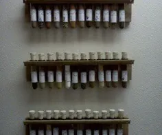 قفسه ادویه ای آزمایش لوله ای با برچسب داروخانه