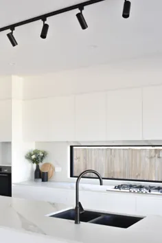 آشپزخانه سفید و مدرن با نیمکت های مرمر و ویژگی های Splashback و Matt Black - DC Living