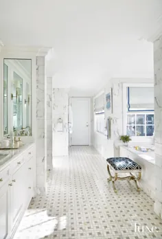 حمام سفید سفید با کاشی های دیواری مرمر |  لوکس داخلی + طراحی