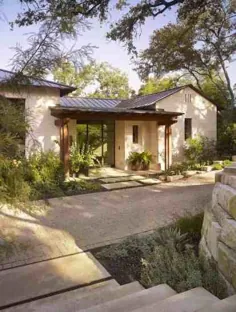 خانه ای با شکوه به سبک اسپانیایی که توسط پناهگاه جنگل های تگزاس احاطه شده است