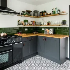 اصلاح آشپزخانه با واحدهای خاکستری تیره ، کاغذ دیواری چاپ کف دست و لهجه های سبز