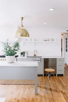 آشپزخانه سفید و خاکستری با لهجه های خدا - انتقالی - آشپزخانه