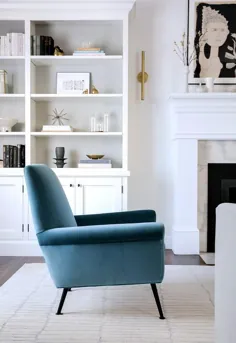 صندلی مخملی آبی روی فرش سفید و خاکستری - انتقالی - اتاق نشیمن - پوشش ابری بنجامین مور