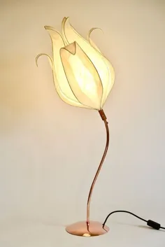 کالین چت وود -فروشگاه لامپ کاغذی ، آباژورهای کاغذی با پارچه گل مجسمه ای با پایه های مسی.