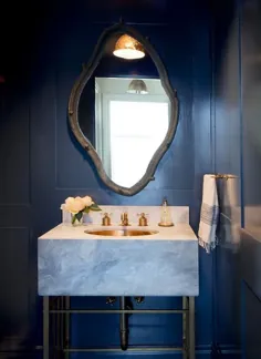 اتاق پودری آبی سرمه ای با غرور مرمر و سینک ظرفشویی - معاصر - حمام