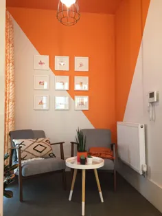 گوشه دفتر آرامش بخش به رنگ های نارنجی و سفید