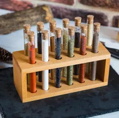 قفسه ادویه ای چوبی با لوله های آزمایش شیشه مجموعه آشپزخانه شیمی |  اتسی