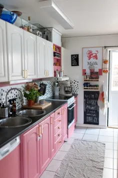 یک خانه سرگرم کننده سوئدی دارای یک آشپزخانه صورتی و یک رمپ داخلی است