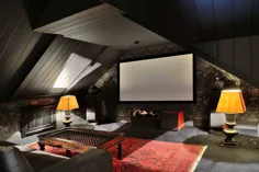 طراحی پیچیده سقف جذابیت نمایشی این سینمای خانگی کوچک را به رنگ سیاه - Decoist برجسته می کند