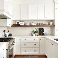 قفسه چوبی رنگ آمیزی شده طولانی روی کاشی های انباشته سفید - انتقالی - آشپزخانه