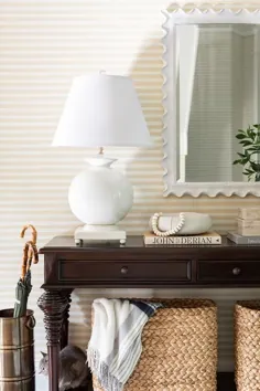 آینه صدفی سفید روی میز سرسرای چوبی قهوه ای تیره - کلبه - ورودی / سرسرا