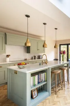 اطلاعات بیشتر در مورد این آشپزخانه خاکستری فرانسوی با قفسه های باز در جزیره و میزهای کاری زیبا کوارتز را مشاهده کنید