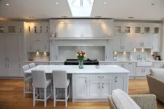 آشپزخانه زیبا با دست سفید نقاشی شده |  آشپزخانه های سفارشی