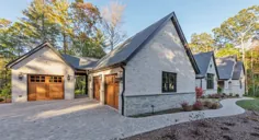 خانه ای باشکوه الهام گرفته از اروپا با یک پیچ و تاب معاصر در اشویل