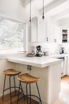 آشپزخانه سفید با لهجه های چوبی
