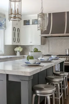آشپزخانه سفید کلاسیک با پشت خاکستری