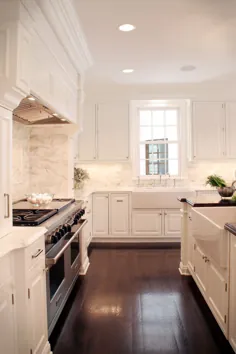 آشپزخانه سفید کلاسیک تجزیه شده است