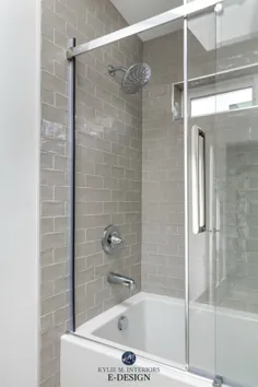 حمام ، کاشی مترو خاکستری گرم خاکستری گرم ، دوغاب خاکستری روشن.  وان و دوش با درب کشویی شیشه ای.  Kylie M Interiors ، وبلاگ مشاوره آنلاین رنگ رنگ طراحی الکترونیکی