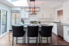 کابینت آشپزخانه مدرن به سبک شیکر سفید با سخت افزار Blum