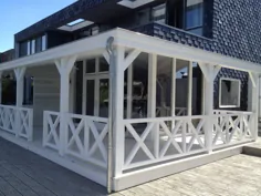 houten veranda با نرده های بزرگ در kruisvorm ملاقات کرد