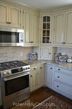 آشپزخانه سبک تر و روشن تر در Linen Milk Paint و Van Dyke Brown Glaze Effects