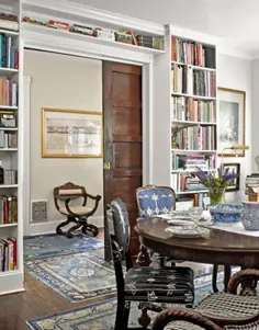 در شرکت خوب: اتاق ناهارخوری با قفسه های کتاب زیبا