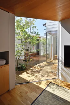 صفحه شیشه ای برای ساخت حیاط این اتاق را دو نیم می کند.  خانه اتسوکی در شهر آتسوگی ، کاناگاوا ، ژاپن.  [900 x 1350]