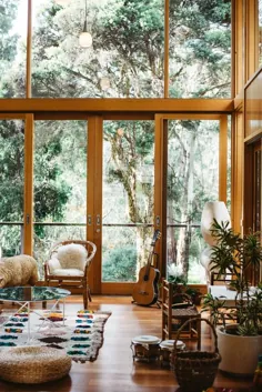 کیوی ها یک خانه ترمیم شده در خانه بوته ای استرالیا می سازند