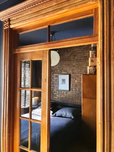 یک آپارتمان با مساحت 450 فوت مربع در نیویورک ثابت می کند که باید از رنگ های تیره در فضاهای کوچک استفاده کنید