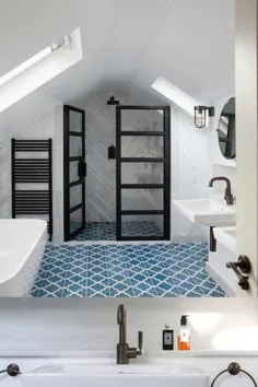 داخلی حمام سفارشی آبی و سفید با صفحه دوش برنجی City Bronze و لوازم خانگی ساموئل هیت