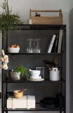 چگونه سبک قفسه های سیم را در آشپزخانه خود و 15 مورد ضروری قفسه باز روزانه - تنظیم و نمایش - وبلاگ داخلی و سبک زندگی Nordic