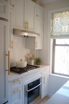 آشپزخانه کوچک شهری با کابینت های سفید و کش های طلای برس دار - انتقالی - آشپزخانه