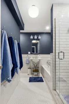 کاشی پنی آبی یک حمام را به زیبایی آبی تبدیل می کند