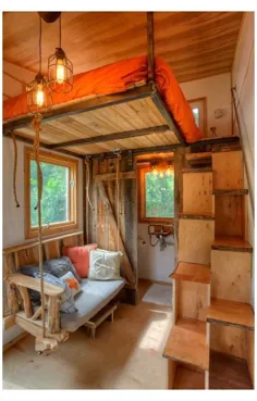 فضای داخلی خانه کوچک یک طبقه زیر شیروانی
