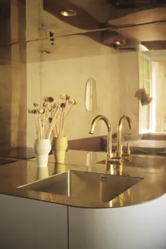 به این آشپزخانه کوچک پاریسی که تعادل مات و براق را ایجاد می کند نگاه کنید