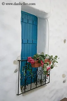 پنجره آبی با گل